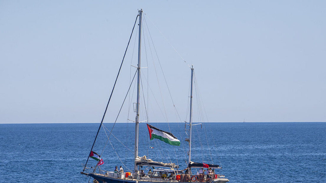 Embarcação com Greta Thunberg em missão rumo a Gaza é cercada