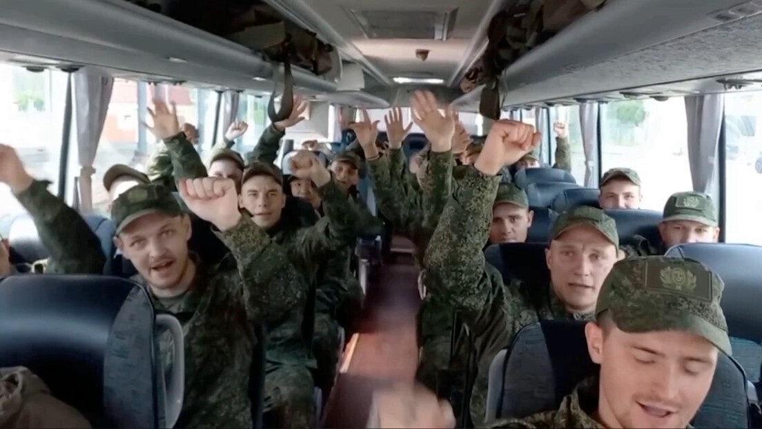 Soldados com menos de 25 anos retornam do cativeiro ucraniano para a Rússia