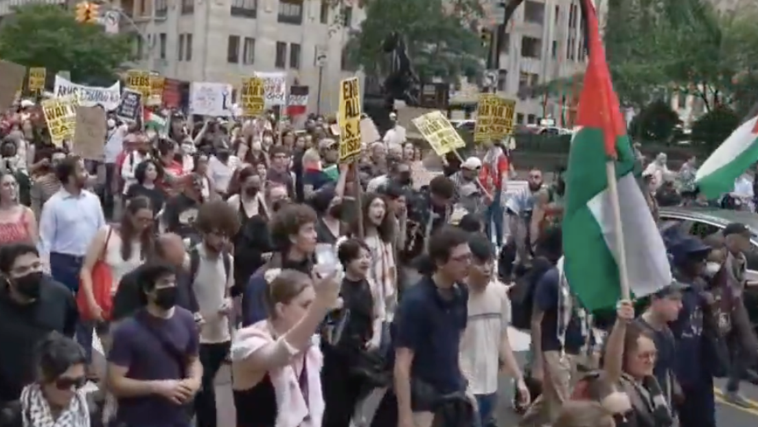 Marcha que denuncia atos de Israel toma conta da Times Square