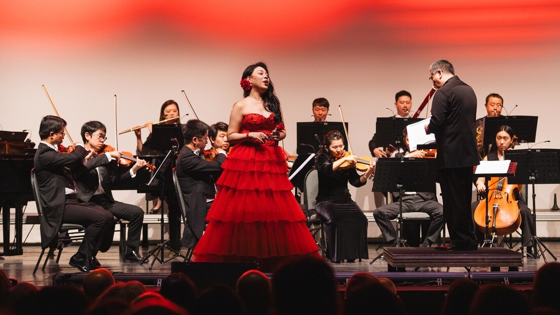 Camerata da Orquestra Sinfônica da Ópera Nacional da China lota teatro no Rio de Janeiro