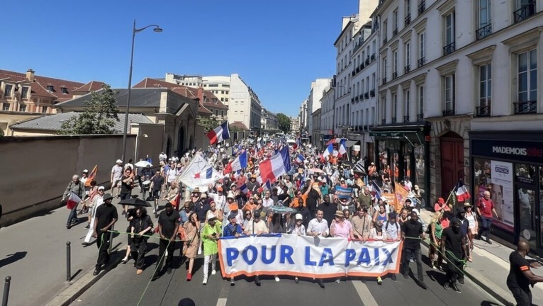 Protestos em Paris exigem fim da ajuda militar francesa à Ucrânia (VÍDEOS)
