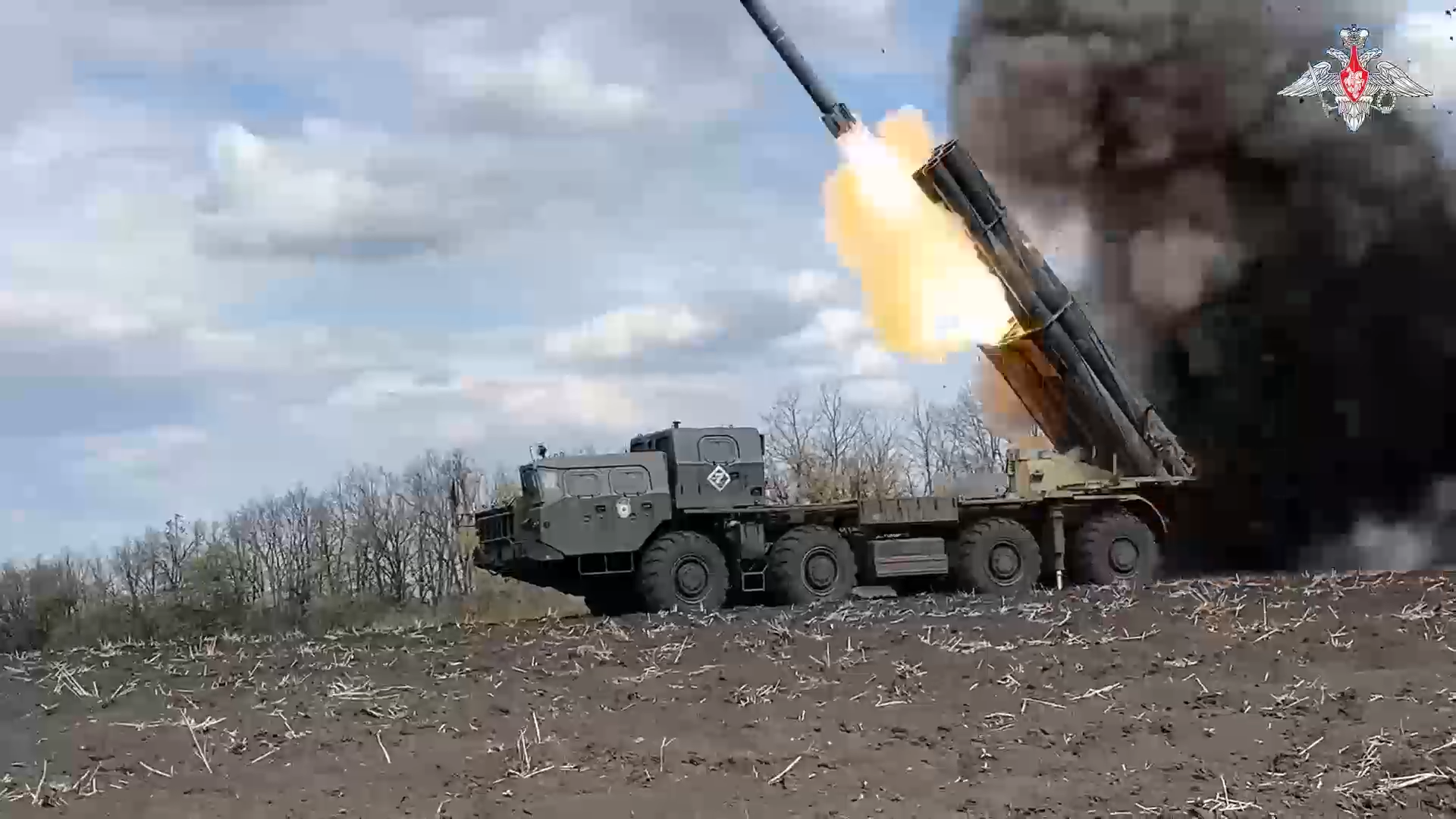 VÍDEO: Lançador de foguetes russo 'Tornado-S' destrói depósito de armas e munições de Kiev