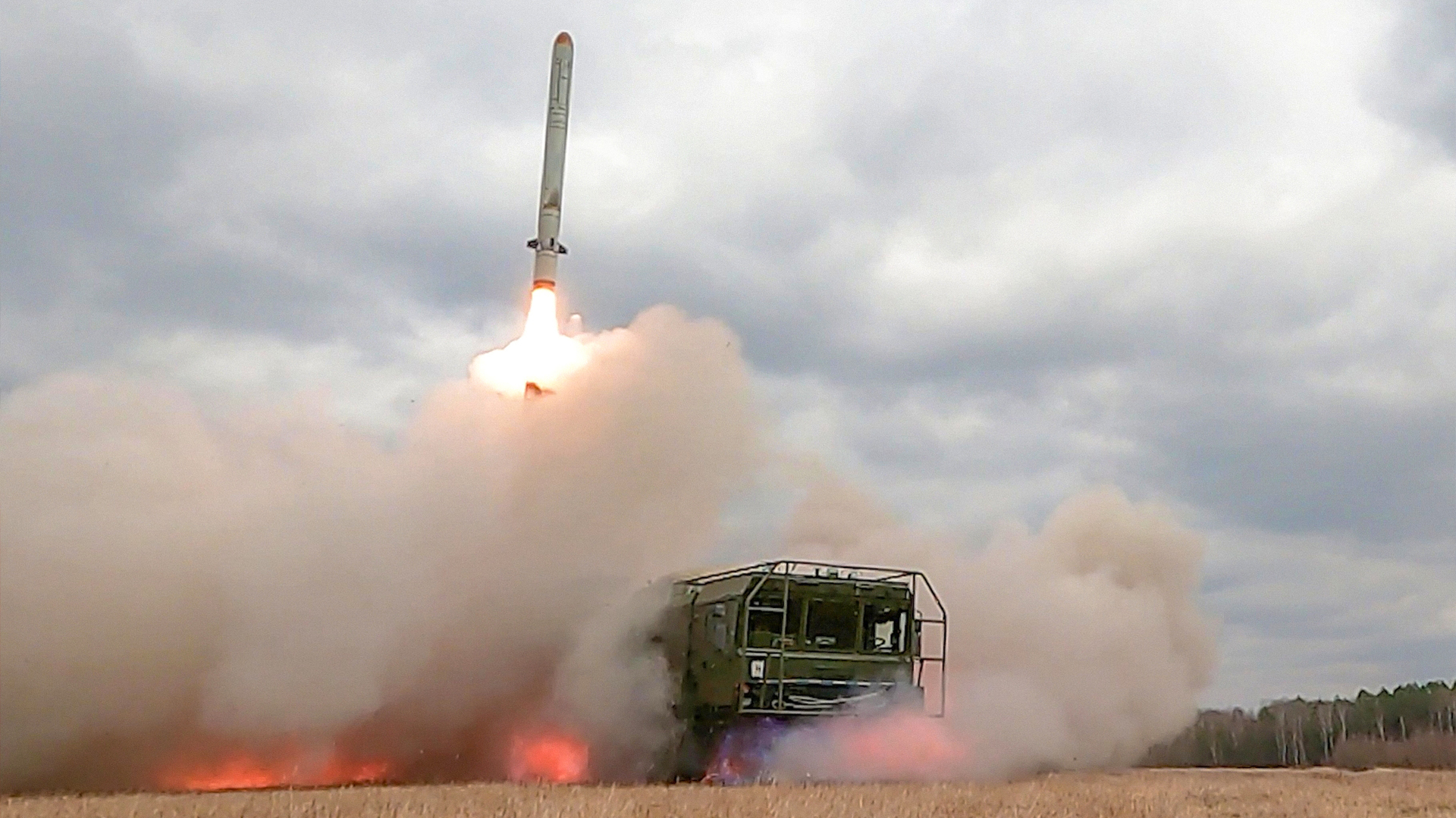 Rússia confirma ataque em grande escala contra complexo militar da Ucrânia