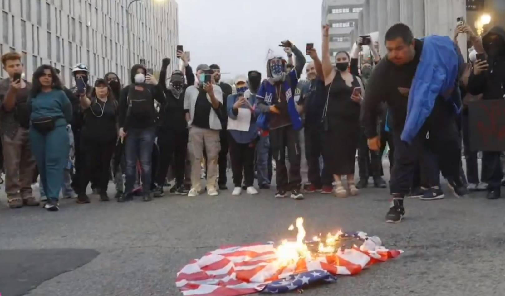VÍDEO: bandeiras dos EUA são queimadas e cuspidas durante protestos em Los Angeles