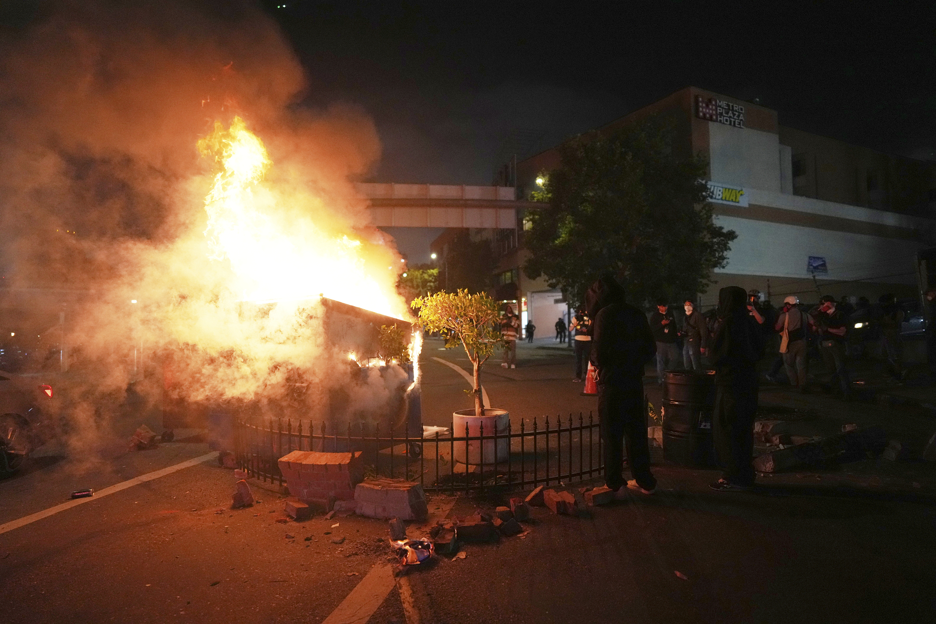 VÍDEOS: Protestos violentos deixam Los Angeles mergulhada no caos