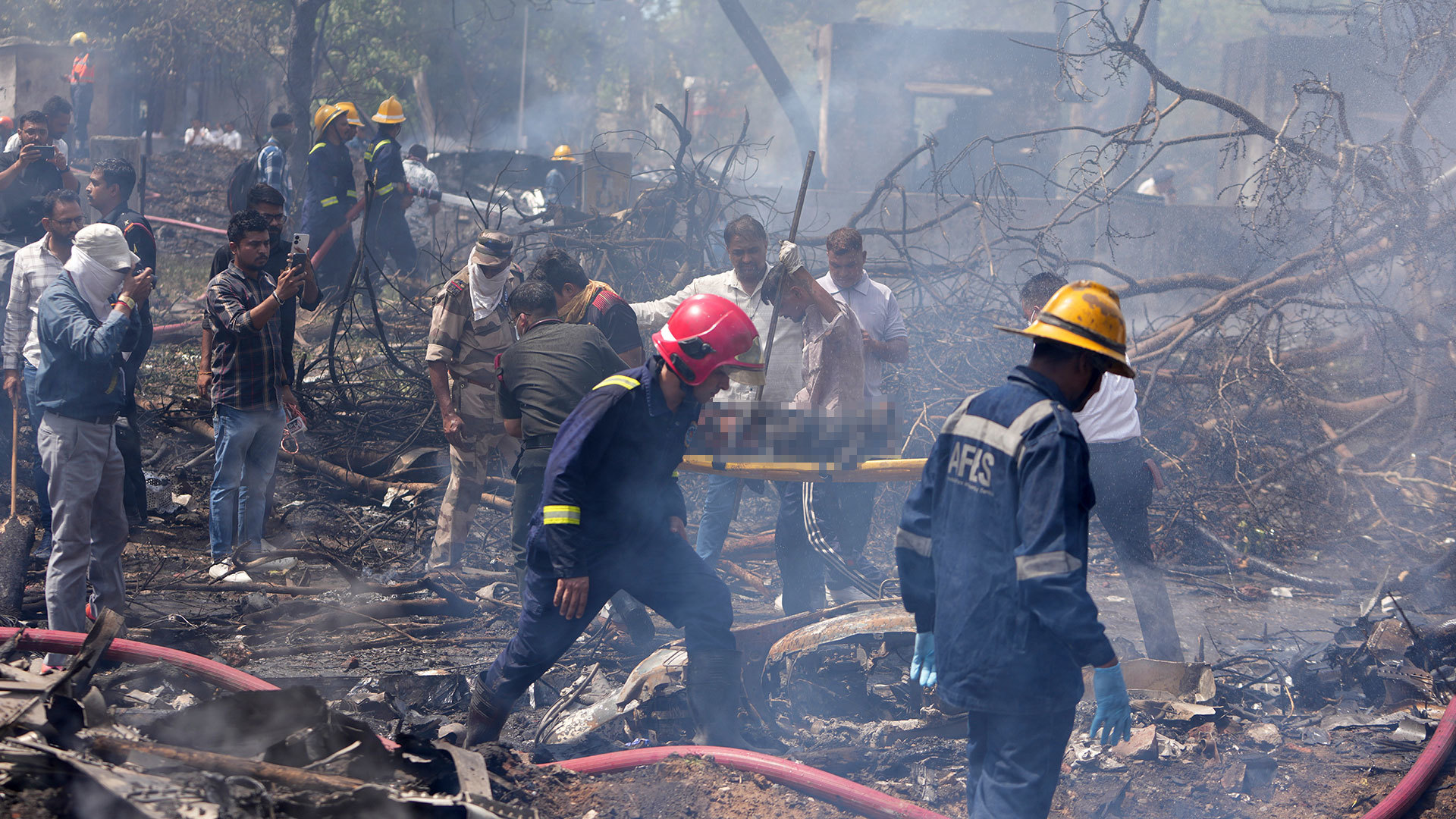 Morrem todas as 242 pessoas a bordo do Boeing 787 que caiu na Índia