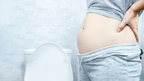 Sem saber que estava grávida, jovem deu à luz em banheiro de escritório em Moscou