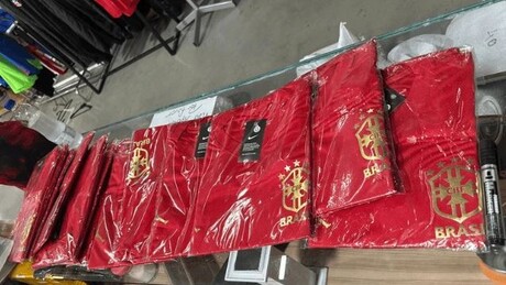 Polícia apreende camisetas vermelhas falsificadas da Seleção Brasileira em São Paulo