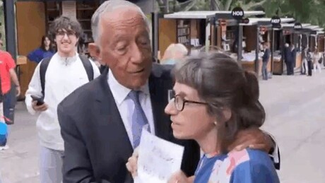 Presidente de Portugal agarra pescoço de manifestante pró-Palestina durante evento