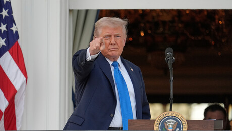 Trump assina ordem executiva que proíbe entrada de cidadãos de 12 países aos EUA