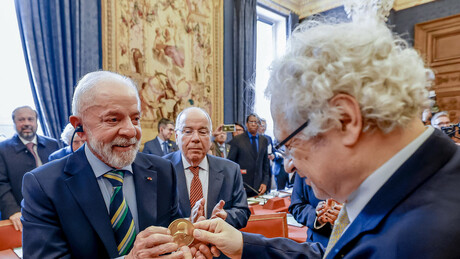 Lula é homenageado pela Academia Francesa em visita oficial a Paris