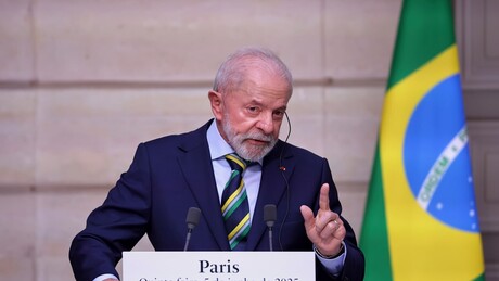 Em Paris, Lula recebe Honoris Causa e culpa elites pelo atraso histórico do Brasil