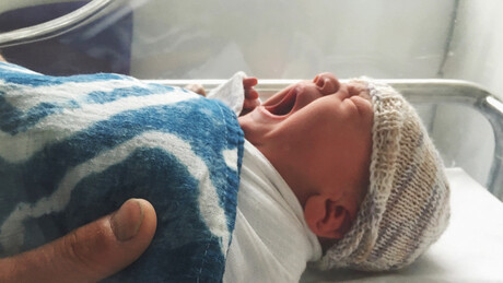 Homem que bateu em bebê achando que era 'reborn' já está em liberdade após fiança