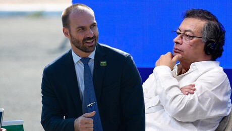 Eduardo Bolsonaro culpa Petro por atentado a pré-candidato da Colômbia e cita 'apito de cachorro'