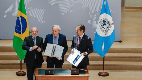 Na França, Lula sela pacto inédito com Interpol