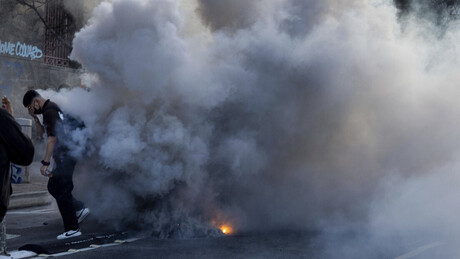 Em Los Angeles, manifestantes fazem barricadas após serem atingidos por gás lacrimogêneo e projéteis