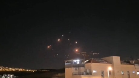 Irã lança ataque combinado massivo contra Israel usando mísseis balísticos e drones