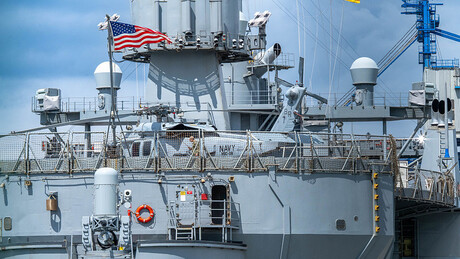 EUA deslocam porta-aviões e dezenas de aviões-tanque ao Oriente Médio em meio à escalada entre Irã e Israel