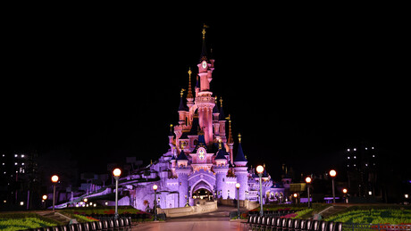 Homem aluga Disneyland Paris para tentar se casar com menina de 9 anos