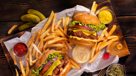 Fast food na adolescência pode causar sequelas no cérebro, aponta estudo