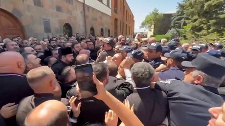 Armênia: polícia invade sede da Igreja Apostólica e tenta prender bispo diante do patriarca