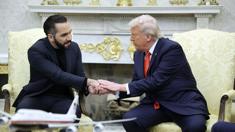 'É um sistema duro, mas brilhante': Trump elogia Bukele e considera medida para El Salvador