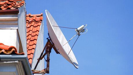 Parlamento do Irã aprova lei proibindo Starlink; punições incluem açoitamento e prisão