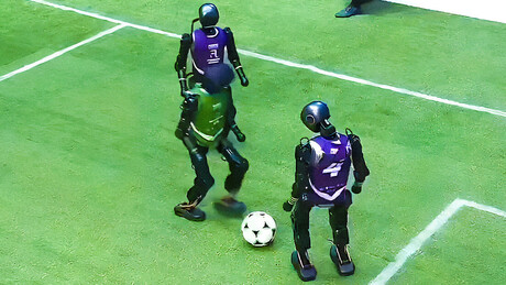 Pequim realiza primeiro torneio internacional de futebol com robôs humanoides guiados por IA
