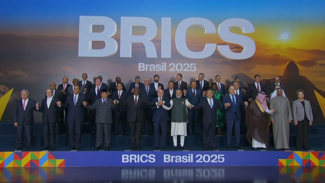 Lula e representantes dos países-membros do BRICS posam para foto de família durante a 17ª Cúpula do grupo no Brasil (VÍDEO)