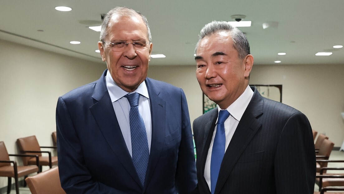 Lavrov se reúne com chanceler da China na Malásia