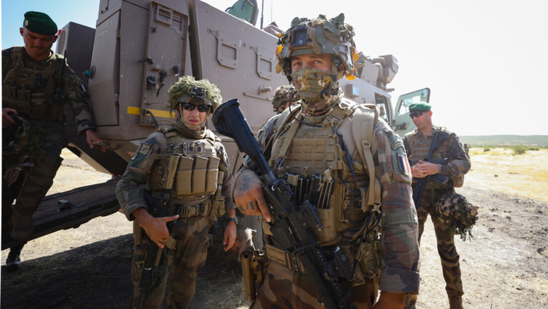 Mais um país africano 'expulsa' exército francês de seu território