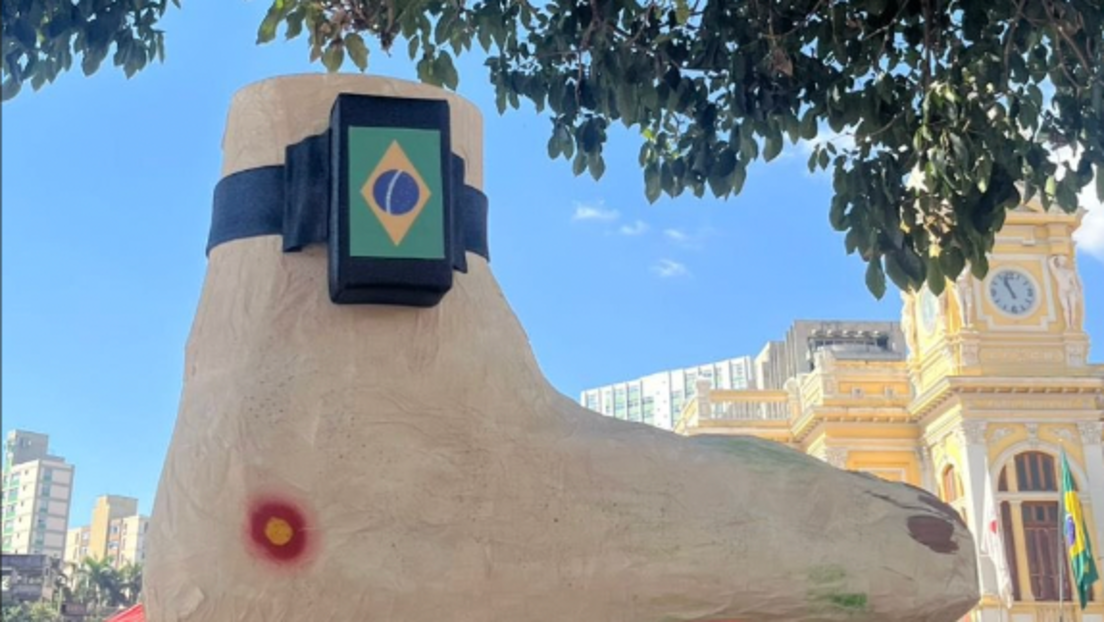 'Cortejo da Tornozeleira': blocos de rua celebram restrições a Bolsonaro em Belo Horizonte