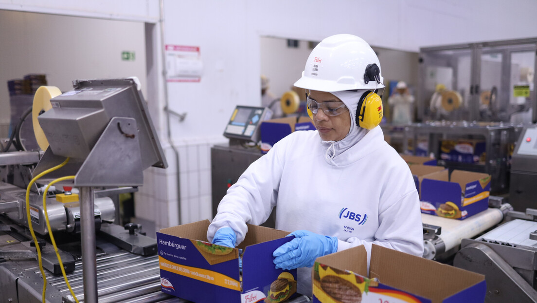 JBS economiza bilhões em impostos enquanto lucra com isenções do governo federal