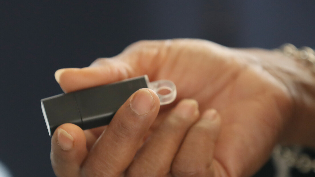 PF conclui análise de pen drive achado em banheiro na casa de Bolsonaro