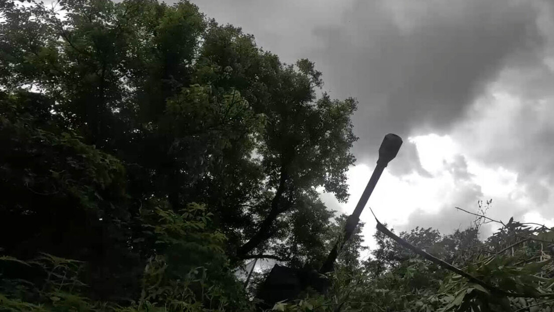 VÍDEO: Artilheiros russos destroem centro de controle de drones FPV ucranianos