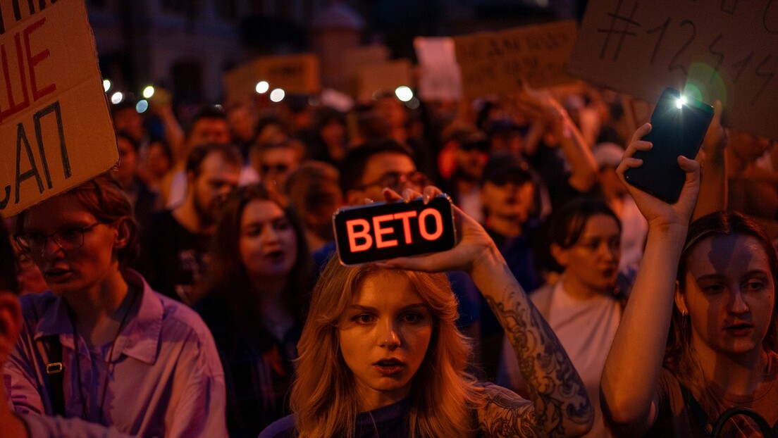 Protestos contra Zelensky tomam as ruas da Ucrânia