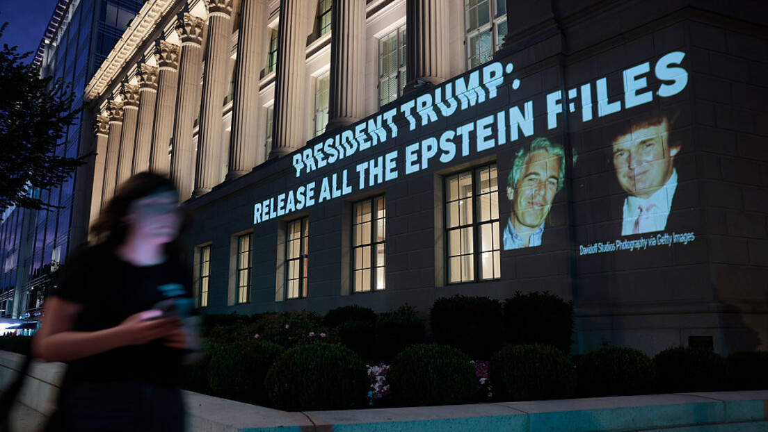 Trump aparece com Epstein em fotos inéditas em sua festa de casamento