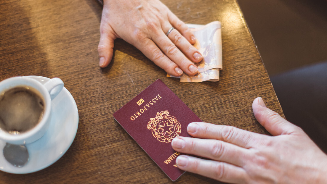 'Embaixador' golpista de país fictício é preso em mansão com carros de luxo e passaportes fantasmas