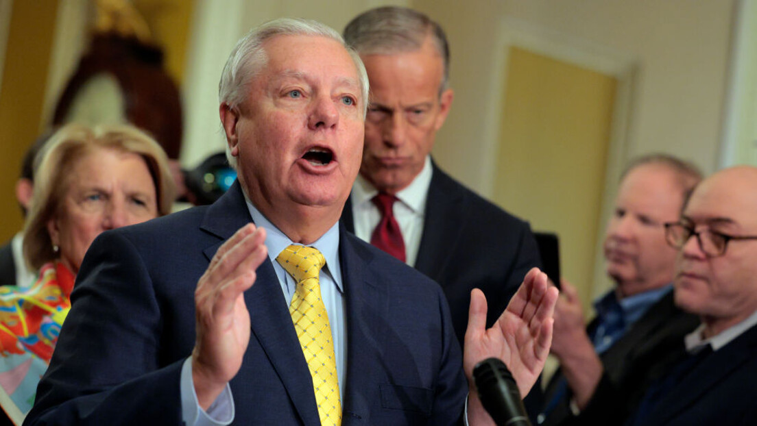 Senador dos EUA questiona apoio da Ucrânia após Zelensky assinar lei minando sistema anticorrupção no país