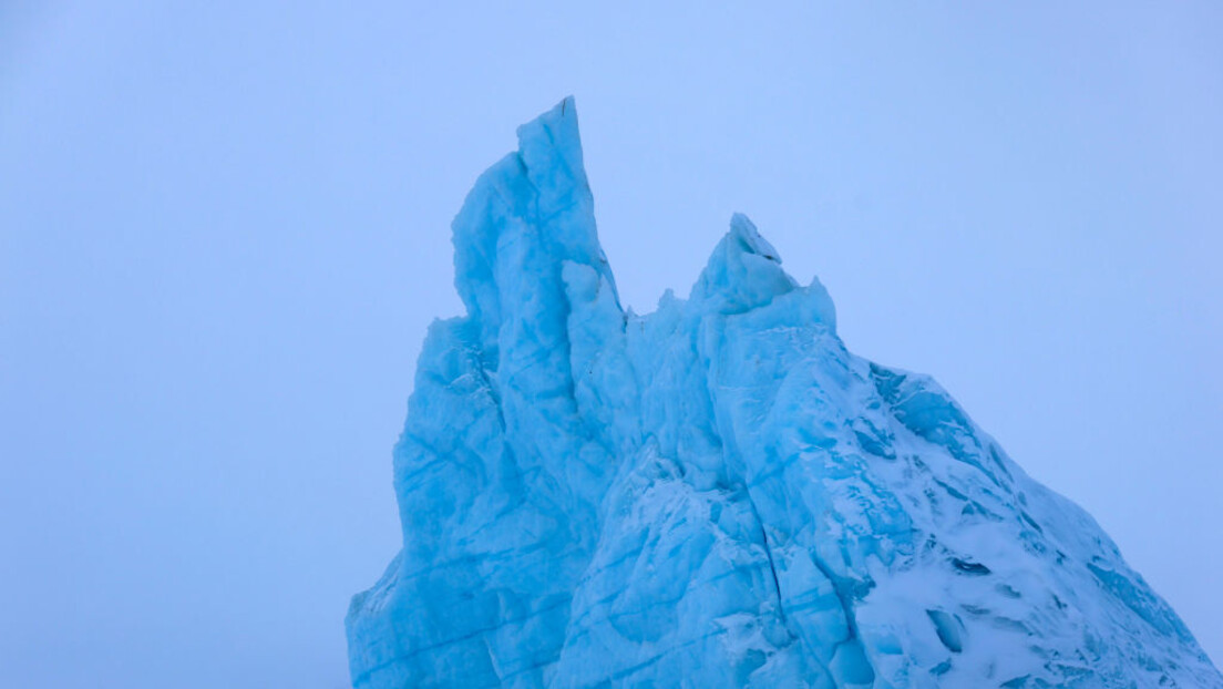 VÍDEO IMPRESSIONANTE: iceberg gigante se desintegra e afunda na água