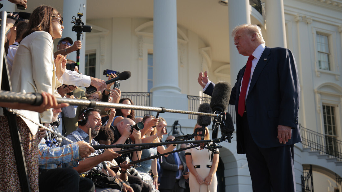 Trump pede que repórteres falem sobre qualquer coisa, menos sobre Epstein