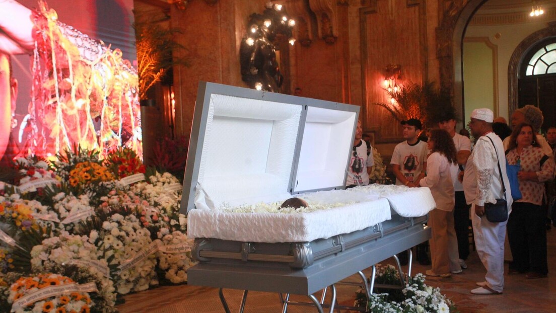 Multidão se despede de Preta Gil em velório no Theatro Municipal do Rio