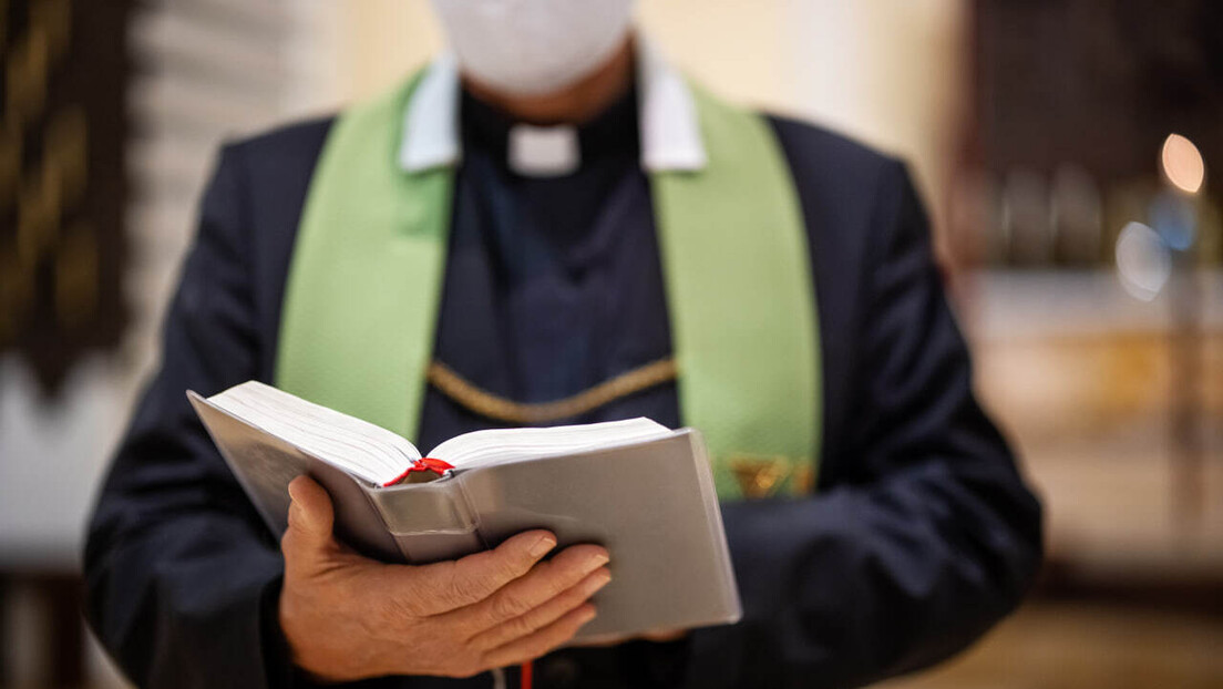 Pastor americano é acusado de fraude após convencer fiéis a investir em sua criptomoeda: 'Deus Mandou'