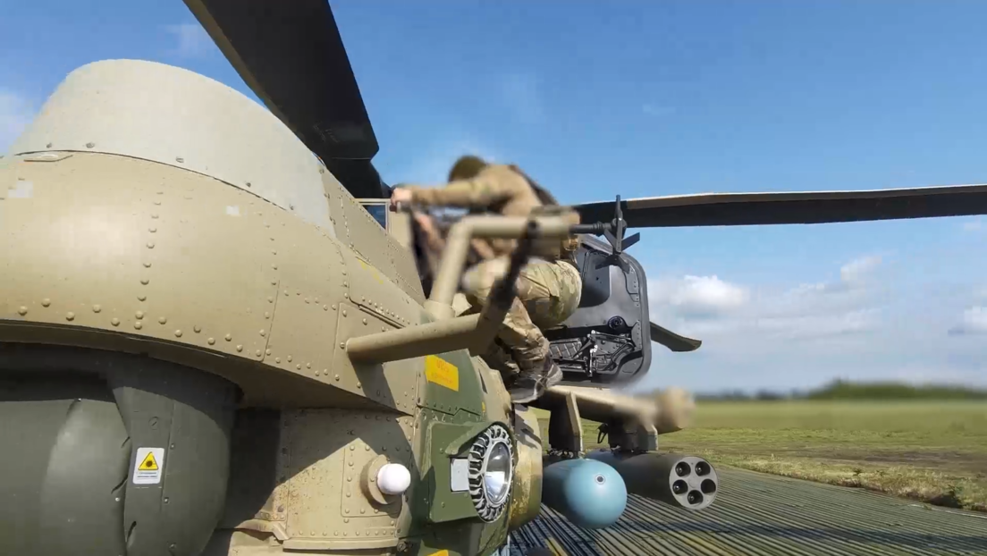 Helicóptero russo aniquila agrupamento de operadores de drones da Ucrânia (VÍDEO)