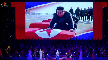 Kim Jong-un chora ao prestar homenagem aos soldados norte-coreanos mortos por forças ucranianas