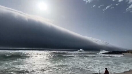 VÍDEO: raro 'tsunami' de nuvens surpreende banhistas em Portugal