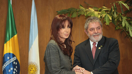 Justiça argentina autoriza visita de Lula a Cristina Kirchner em prisão domiciliar