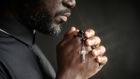 Pastor agride sexualmente paroquiana sob pretexto de 'expulsar demônios'