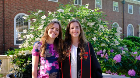 Gêmeas brilham em Harvard: uma se forma com honraria máxima e outra pesquisa vacina do SUS