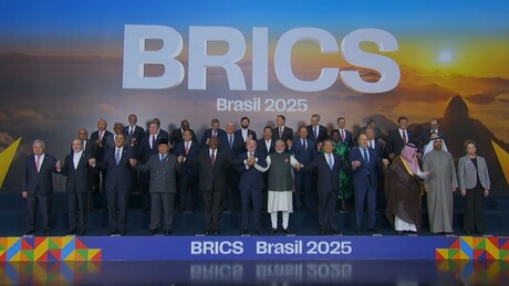 Lula e representantes dos países-membros do BRICS posam para foto de família durante a 17ª Cúpula do grupo no Brasil (VÍDEO)